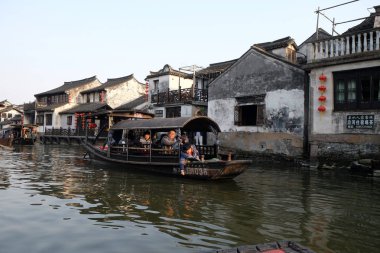Su kanallarının Zhejiang Eyaleti, Çin, 20 Şubat 2016'Xitang şehrin turistik gemilerde.