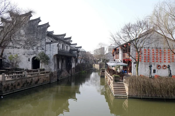 中国浙江省嘉興で Yuehe の古代町グランド運河沿いの民家 — ストック写真