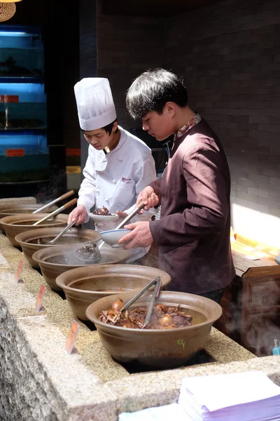 Los Chefs Preparan Comida Tradicional China Restaurante Gran Canal Antigua — Foto de Stock