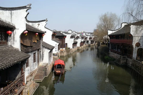 中国浙江省嘉興で Yuehe の古代町グランド運河沿いの民家 — ストック写真