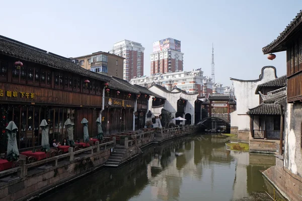 Hagyományos Házak Mentén Grand Canal Ősi Város Yuehe Jiaxing Zhejiang — Stock Fotó