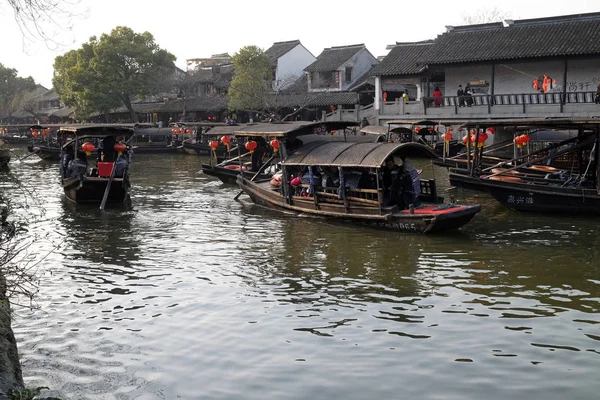 Τουριστικά Σκάφη Στα Κανάλια Νερού Της Πόλης Xitang Στην Επαρχία — Φωτογραφία Αρχείου