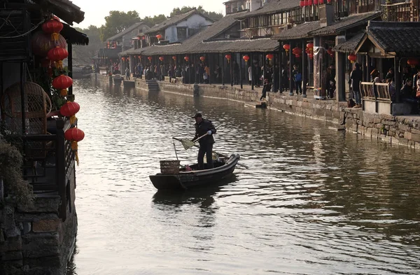 Man Wooden Boat Water Canals Xitang Town Zhejiang Province China — Stock Photo, Image