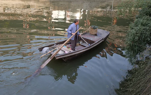 Mannen Träbåt Vatten Kanalerna Xitang Stad Provinsen Zhejiang Kina Februari — Stockfoto