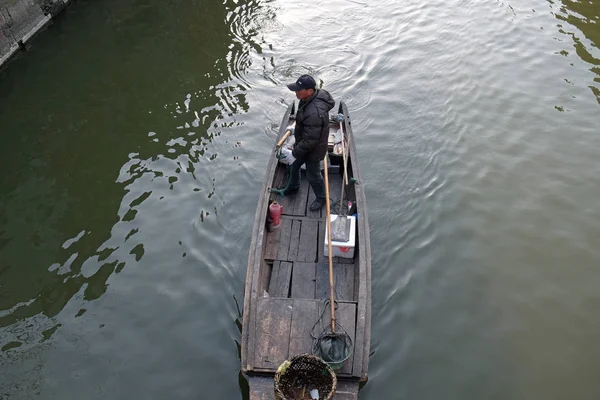 Man Wooden Boat Water Canals Xitang Town Zhejiang Province China — Stock Photo, Image