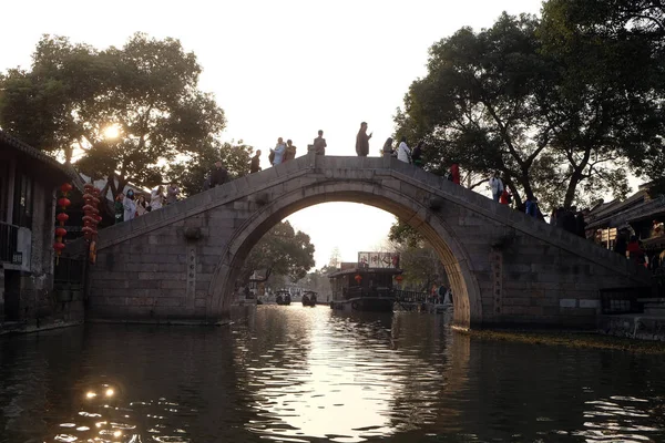 中国の建築と 2016 日中国 浙江省の Xitang の町に水の運河を並べる建物 — ストック写真
