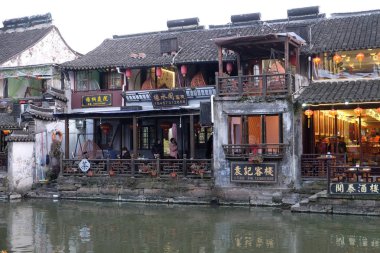 Çin mimarisi ve Zhejiang Eyaleti, Çin'Xitang şehre su kanallarının astar binalar.