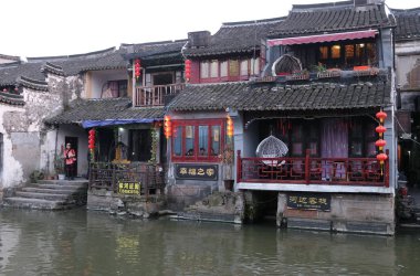 Çin mimarisi ve su kanallarının Zhejiang Eyaleti, Çin, Xitang kasaba 20 Şubat 2016 astar binalar.