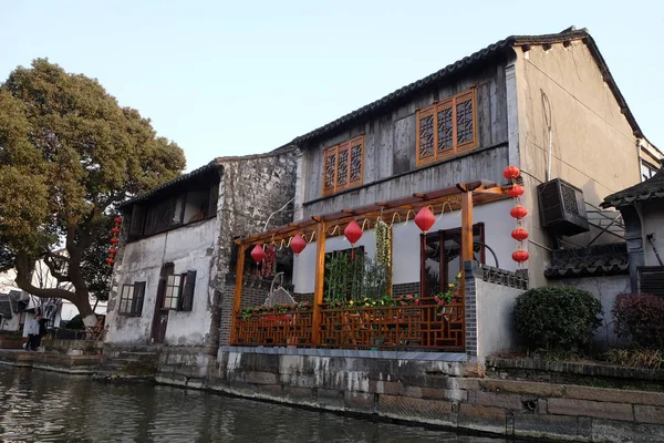 中国の建築と中国浙江省の Xitang の町に水の運河を並べる建物 — ストック写真