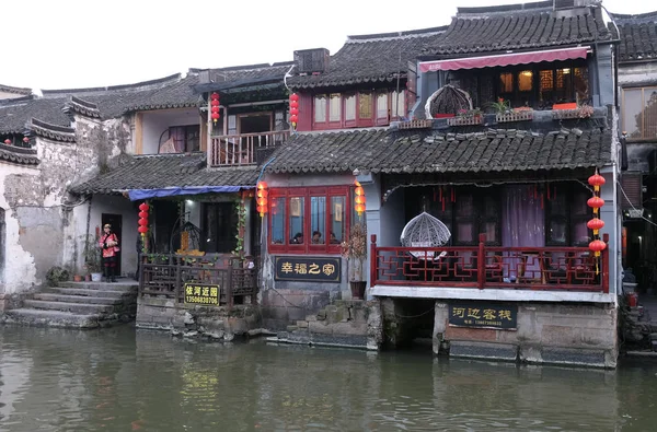 中国浙江省西塘镇水运河衬砌建筑与建筑物 2016年2月20日 — 图库照片