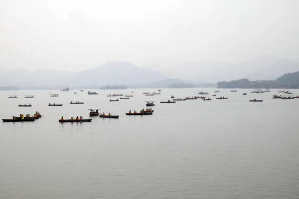 Pessoas Estão Movendo Barcos Lago Oeste Hangzhou China — Fotografia de Stock