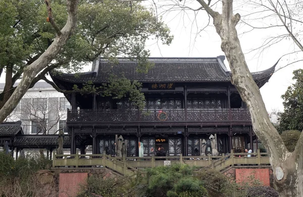 中国杭州市著名公园西湖沿岸典型历史建筑餐厅 — 图库照片