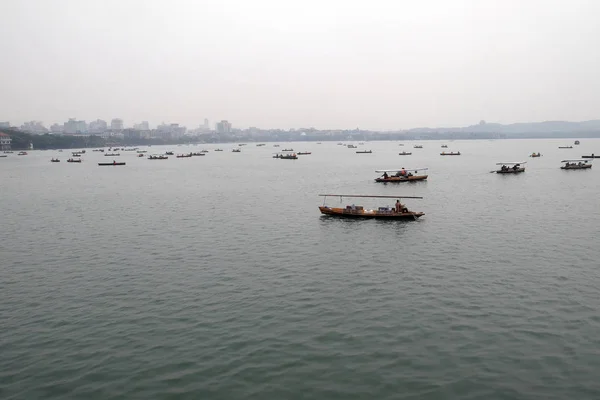 Pessoas Estão Movendo Barcos Lago Oeste Hangzhou China — Fotografia de Stock