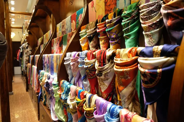 中国杭州丝绸店丝绸围巾销售 — 图库照片