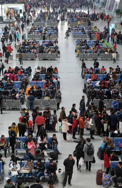 Passagerarna Väntar Tåget Hallen Hangzhou Östra Tågstation Största Järnväg Navet — Stockfoto