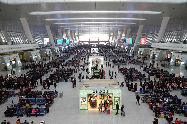 Passagerarna Väntar Tåget Hallen Hangzhou Östra Tågstation Största Järnväg Navet — Stockfoto