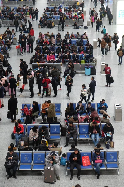 Passeggeri Attesa Del Treno Corridoio Hangzhou East Stazione Ferroviaria Uno — Foto Stock