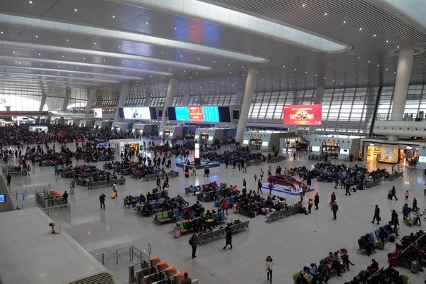 Passagerer Venter Toget Hallen Hangzhou East Jernbanestation Største Jernbaneknudepunkt Asien - Stock-foto