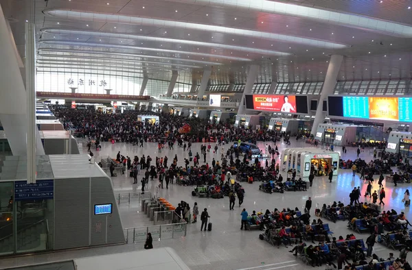 在大厅里等候火车的乘客 杭州东客站是亚洲最大的铁路枢纽之一 2016年2月21日 — 图库照片