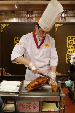 Pekin, Çin, 22 Şubat 2016 Qianmen Street orijinal Quanjude restoranda bir plaka üzerinde kesme Pekin ördeği.