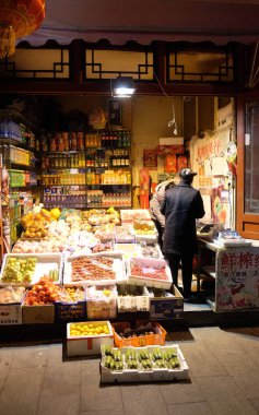 Mağaza meyve ve sebzelerin üzerinde bir ünlü eski alışveriş sokak, Qianmen sokak üzerinde yüzlerce yıl Pekin, Çin, 22 Şubat 2016.