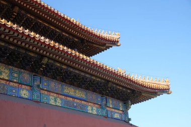 Döşenmiş çatı ve cephe Çinli bir desen ile dekore edilmiştir. Sarayda yasak şehir, Beijing, Çin.