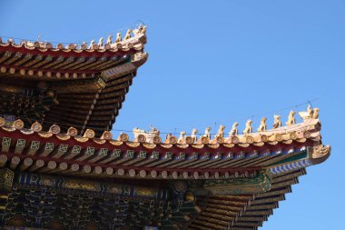 Döşenmiş çatı ve cephe Çinli bir desen ile dekore edilmiştir. Sarayda yasak şehir, Beijing, Çin.