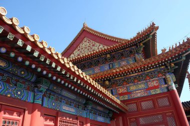 Döşenmiş çatı ve cephe Çinli bir desen ile dekore edilmiştir. Sarayda yasak şehir, Beijing, Çin.