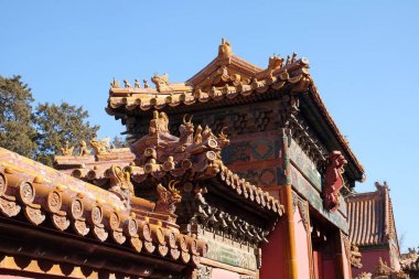 Döşenmiş çatı ve cephe Çinli bir desen ile dekore edilmiştir. Sarayda yasak şehir, Beijing, Çin.