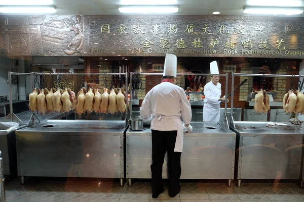 Chefs Preparan Torrefacción Pato Restaurante Quanjude Original Calle Qianmen Beijing — Foto de Stock