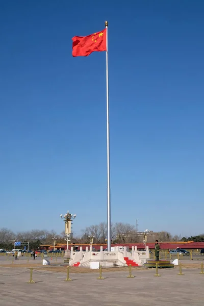 Des Soldats Gardent Drapeau Chinois Sur Place Tiananmen Est Troisième — Photo