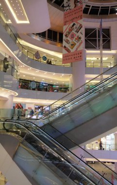 Pekin, Çin için alışveriş merkezi yaklaşık yüzde 20 veya 180 milyar renminbi ($27 milyar) küresel lüks satış için 2015 yılında, yeni Mckinsey araştırmaya göre 23 Şubat 2016 hesapları.