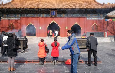 Holding tapanların sopa dua Pekin, Çin, Yonghegong Lama Tapınağı'nda 25 Şubat 2016 tütsü.