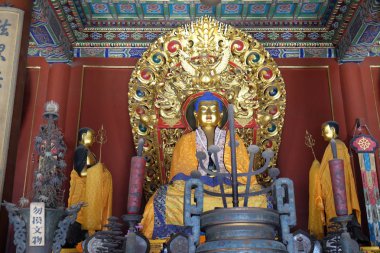 Blue Buddha sunak teklifleri Yonghe Gong Budist Lama Tapınağı. 1694 yılında inşa edilmiş, Pekin, Çin için en büyük Budist Tapınağı Yonghe Gong olduğunu.