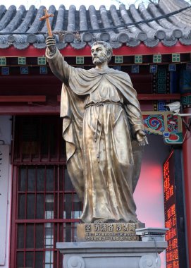 Saint Francis Xavier heykeli önünde Saint Joseph Katedrali Pekin, Çin.
