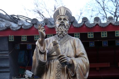 Fr. Matteo Ricci heykeli önünde Saint Joseph Katedrali Pekin, Çin.