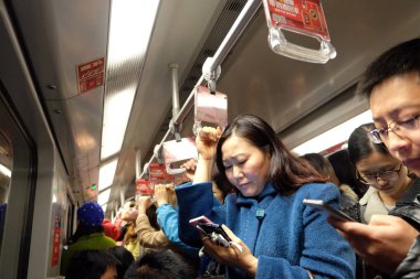 Paketlenmiş tren vagonu, metro. rota uzunluğu 439 12 metro hatları ve 287 istasyonları işletim sistemi çalıştıran, Km, Shanghai üçüncü en uzun metro dünya yapma. Shanghai, 29 Şubat 2016.