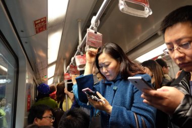 Paketlenmiş tren vagonu, metro. rota uzunluğu 439 12 metro hatları ve 287 istasyonları işletim sistemi çalıştıran, Km, Shanghai üçüncü en uzun metro dünya yapma. Shanghai, 29 Şubat 2016.
