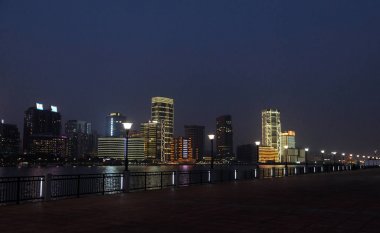 Shanghai, Çin nehir iş merkezi gece görünümü.