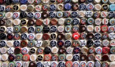 Bira Şişe kapakları koleksiyonu. 2006 ile 2011 arasında Çin bira satışları arttı yüzde 29 50 milyar litre, birden fazla çift tüketimi ABD'de, sonraki en büyük pazarı. Shanghai, Çin, 27 Şubat 2016.