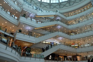 Shanghai, Çin için alışveriş merkezi yaklaşık yüzde 20 veya 180 milyar renminbi ($27 milyar) küresel lüks satış için 2015 yılında, yeni Mckinsey araştırmaya göre hesapları.