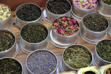 Metal kap Şangay bir Çince çay dükkanında Satılık maruz çay türleri.