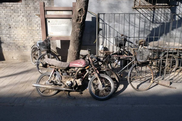 Gatuscen Med Cykel Och Motorcykel Framför Courtyard Dörr Beijing Hutong — Stockfoto