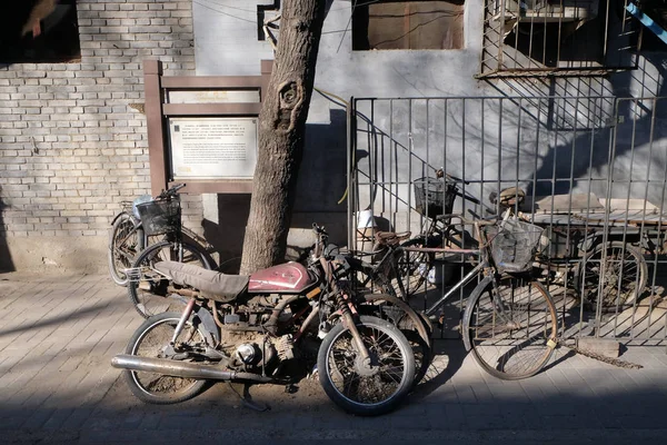 Straatbeeld Met Fiets Motor Voor Deur Van Een Binnenplaats Beijing — Stockfoto