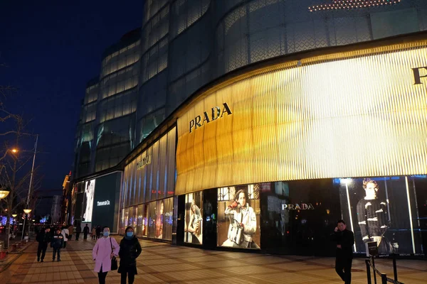Prada Flagship Store Exterior Noite Fabricante Bens Luxo Italiano Prada — Fotografia de Stock