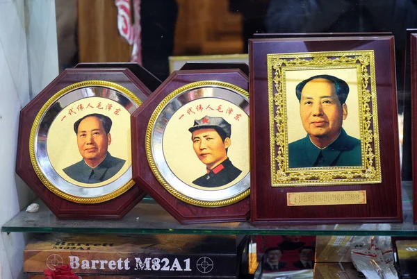 Fotografier Ordförande Mao Zedong Skyltfönster Bilfria Shoppingområdet Wangfujing Peking Kina — Stockfoto