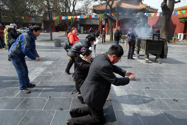 Gli Adoratori Che Tengono Bastoncini Incenso Pregano Tempio Yonghegong Lama — Foto Stock