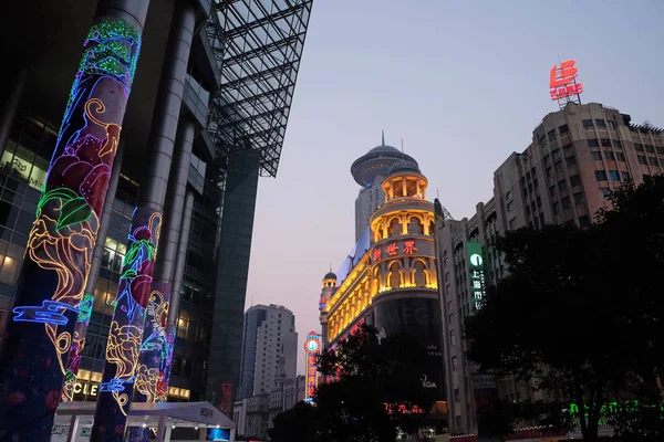ニュー ワールド シティ ショッピング センター主な歩行者上海の China6 ストリートの南京路のショッピングで — ストック写真