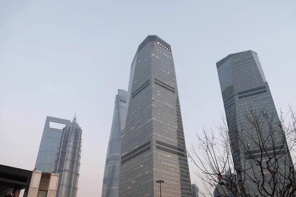 中国上海浦东的金融大厦 — 图库照片