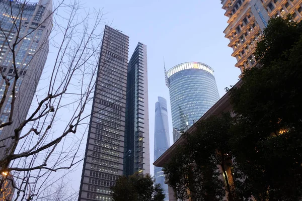 上海の浦東東側の金融タワー — ストック写真